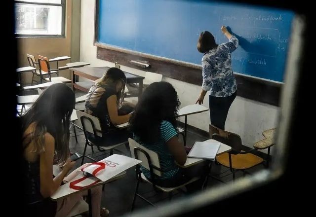 Imagem da noticia Justiça cobra plano emergencial para escolas sem ar-condicionado no RJ