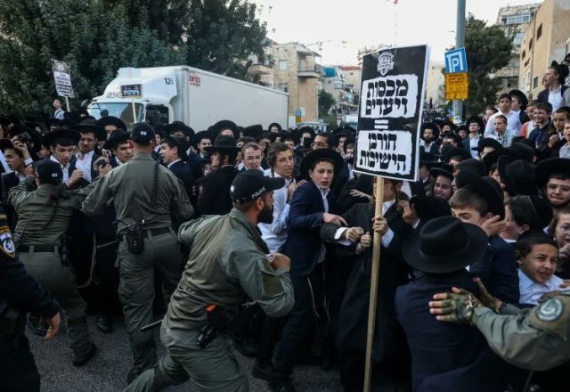 Imagem da noticia Judeus ultraortodoxos protestam contra alistamento obrigatório no exército israelense