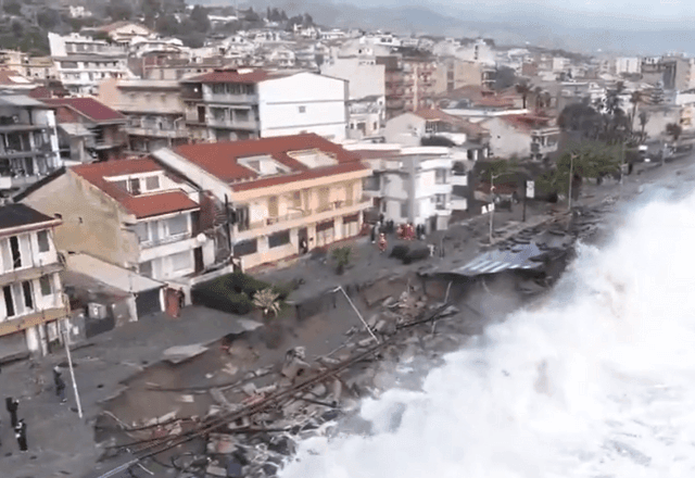 Imagem da noticia Ciclone Harry provoca ondas gigantes e deixa rastro de destruição no sul da Itália