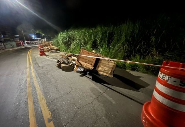 Imagem da noticia SP: Carreta tomba e derruba carga em avenida no Jaraguá