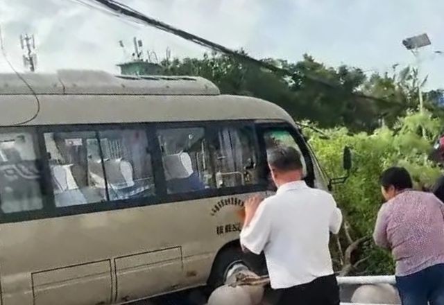 Imagem da noticia Ônibus escolar mata 11 pessoas ao atingir grupo de pedestres na China