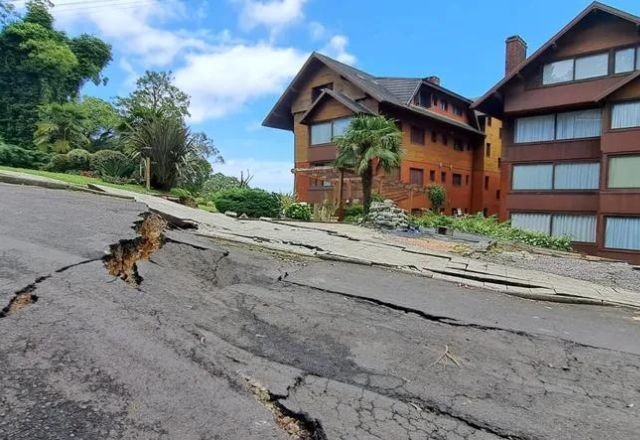 Imagem da noticia Gramado autoriza retorno de moradores que estavam fora de casa após rachaduras no solo