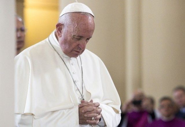 Imagem da noticia Papa Francisco está estável e prossegue tratamento, diz Vaticano