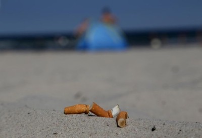 Bitucas de cigarro colocam praias brasileiras entre as mais contaminadas do mundo