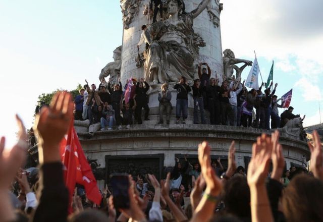 Franceses vão às ruas protestar contra extrema-direita