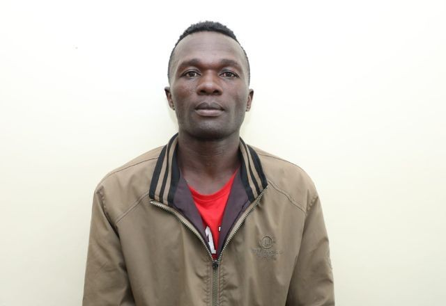 Serial killer é preso após polícia encontrar corpos em lixão no Quênia