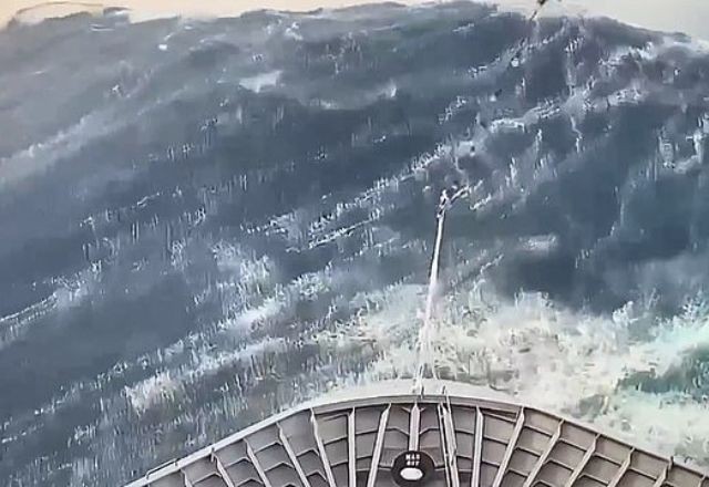 Imagem da noticia Cruzeiro com 400 pessoas a bordo é atingido por onda gigante e fica sem energia