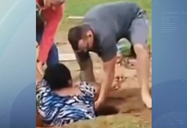 Imagem da noticia Mulher cai em cova após parte do solo ceder em cemitério de Brasília