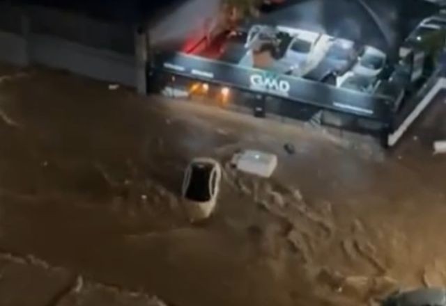 Imagem da noticia Mulher morre após ficar presa em carro durante enchente na zona norte de SP