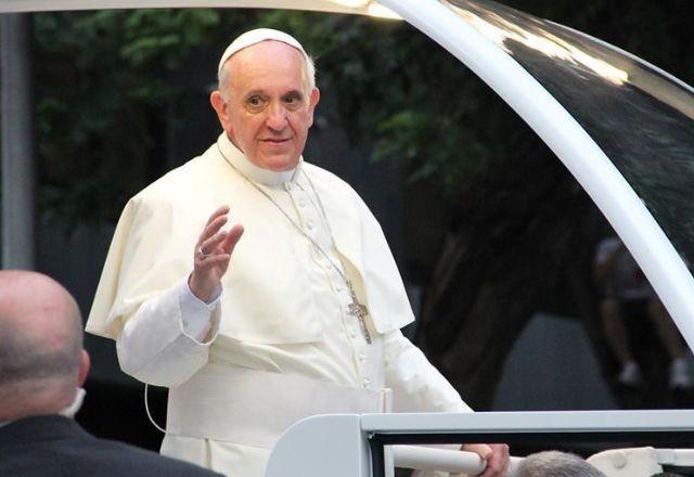 Imagem da noticia Papa tem 'noite tranquila' após diagnóstico de pneumonia, diz Vaticano