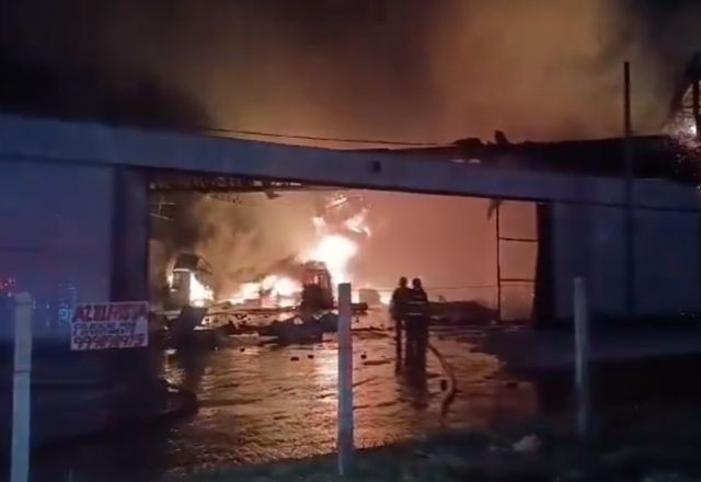 Imagem da noticia Incêndio de grandes proporções atinge galpão em Embu das Artes, na Grande SP