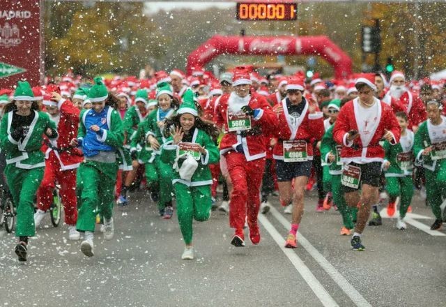 Imagem da noticia Corrida beneficente reúne milhares de pessoas fantasiadas de Papai Noel na Espanha