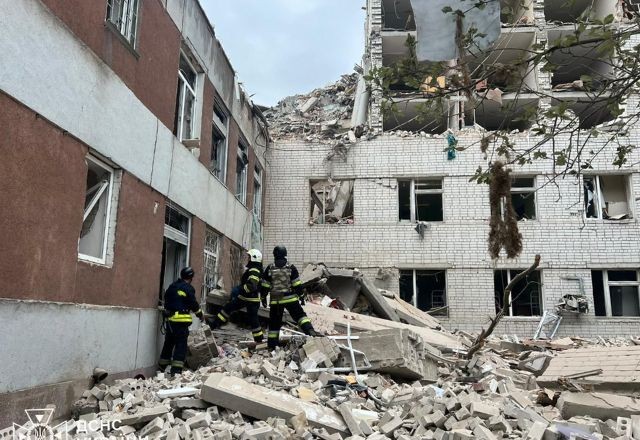 Imagem da noticia Ataque russo atinge prédio residencial e deixa 17 mortos na Ucrânia