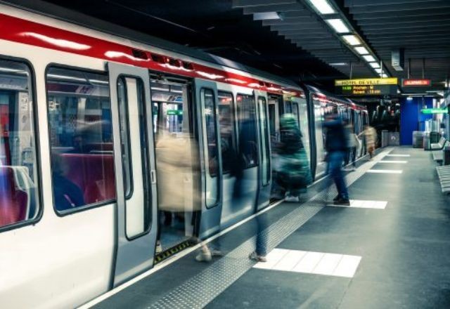 Ataque com faca deixa três feridos em metrô na França