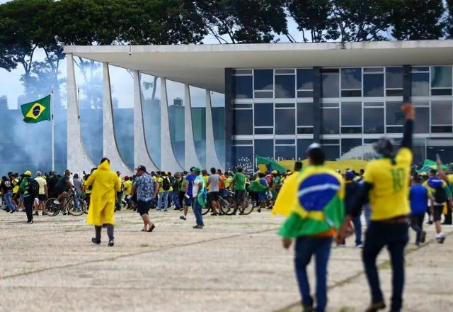 Imagem da noticia 8 de janeiro: PF prende homem que furtou réplica da Constituição do STF 