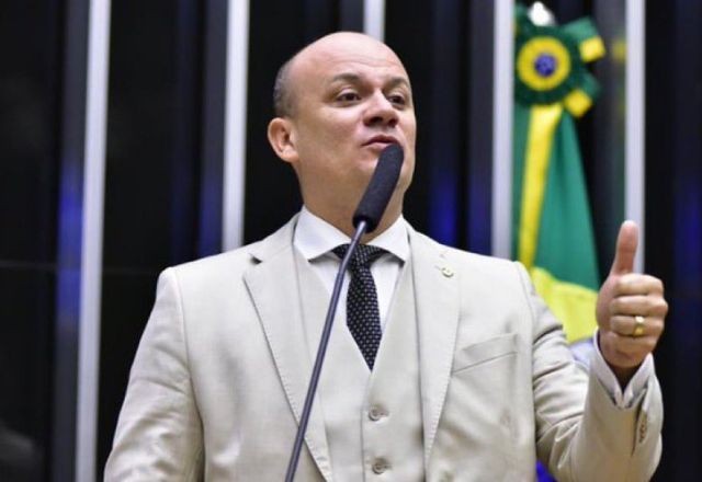 Imagem da noticia Oposição apresenta novo pedido de impeachment de Moraes e pede CPMI do Banco Master
