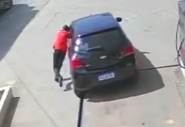 Imagem da noticia Frentista se pendura em carro após motorista tentar fugir sem pagar; veja vídeo