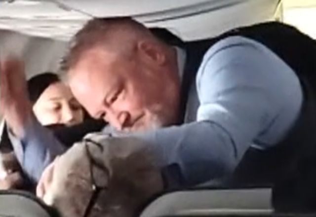 Imagem da noticia Homem surta e apanha de comissário ao atacar passageira em voo