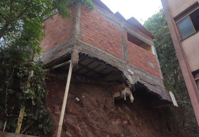 Imagem da noticia Medo e incerteza: moradores abandonam condomínio em risco de desabamento