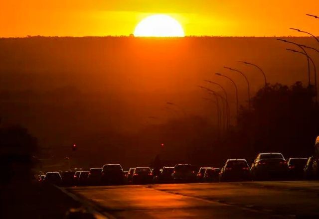 Frente fria se aproxima do Brasil, mas calor e fumaça devem continuar