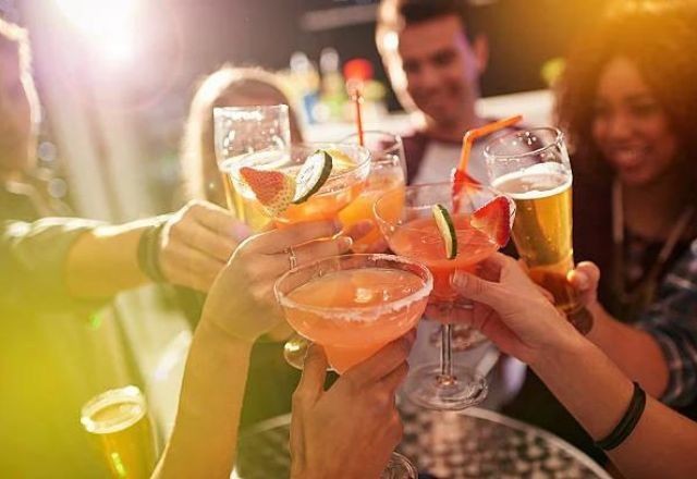 Imagem da noticia Bebidas alcoólicas e altas temperaturas podem facilitar desidratação nas festas de Carnaval