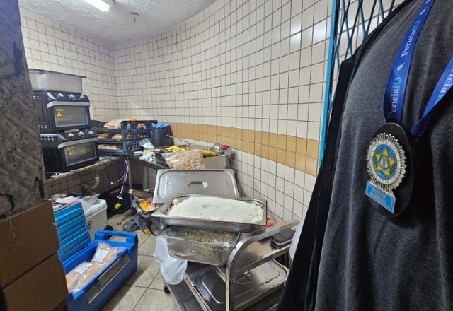 Imagem da noticia Polícia prende representantes de camarote da Sapucaí que preparava comida no banheiro