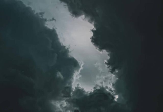 Imagem da noticia Chegada de frente fria sob fumaça leva céu escuro ao Sul do Brasil