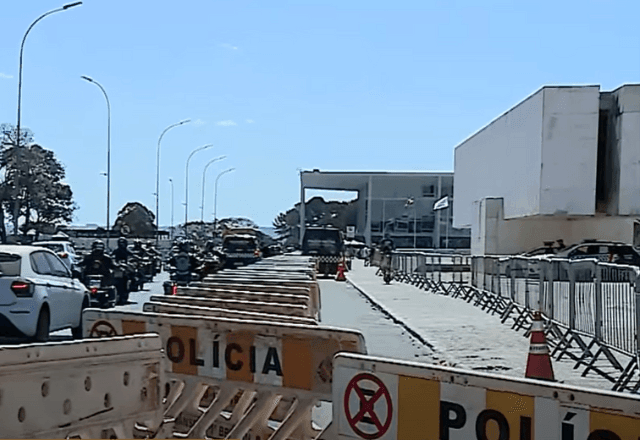 Imagem da noticia Após decisão de Moraes, polícia fecha Praça dos Três Poderes para visitação de turistas neste sábado (26)