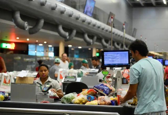 Imagem da noticia Governo adia para março de 2026 regra que restringe trabalho no comércio em feriados; entenda