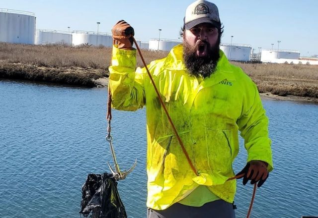 Casal encontra cofre com mais de R$ 500 mil durante pesca magnética em Nova York