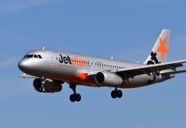 Imagem da noticia Avião retorna para aeroporto após passageira tentar abrir porta durante voo