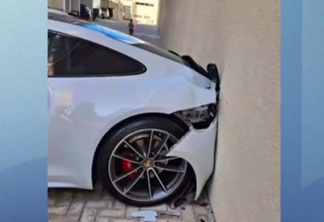 Imagem da noticia Criança dá ré em Porsche e bate em muro de condomínio em SC 