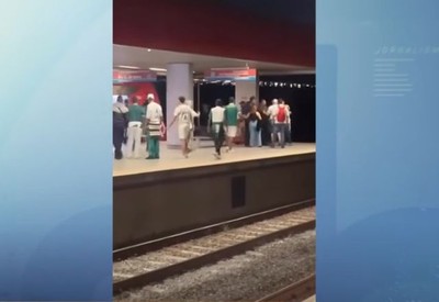 Torcedores do Palmeiras agridem passageiro em estação de trem em São Paulo