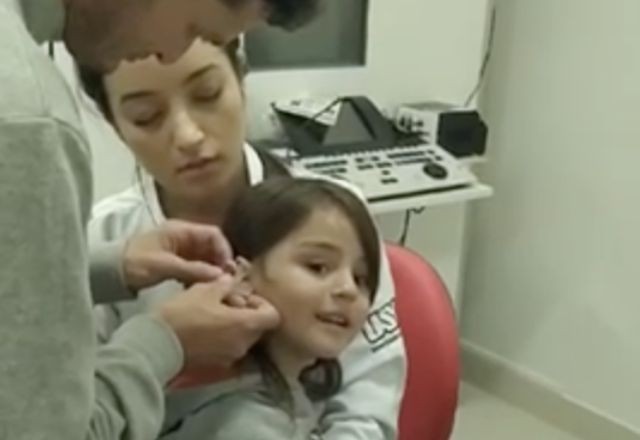 Imagem da noticia Menina de 6 anos escuta pela primeira vez após receber aparelho auditivo