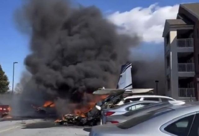 Imagem da noticia Avião com 5 pessoas a bordo cai em estacionamento de lar de idosos nos EUA