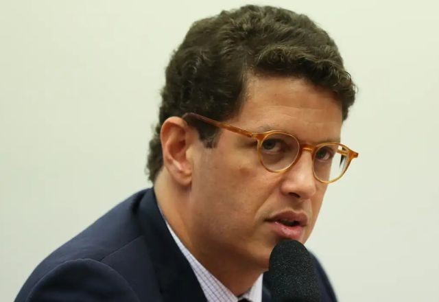 Imagem da noticia Ricardo Salles vira réu no STF por suposto contrabando florestal