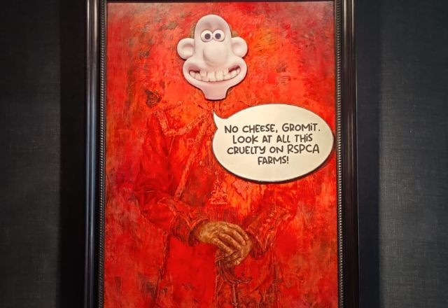 Imagem da noticia Ativistas veganos vandalizam quadro oficial do rei Charles III