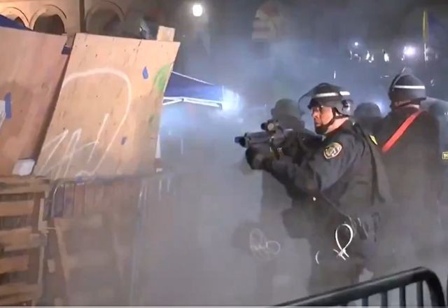 Imagem da noticia Polícia retira estudantes de acampamento na Universidade da Califórnia