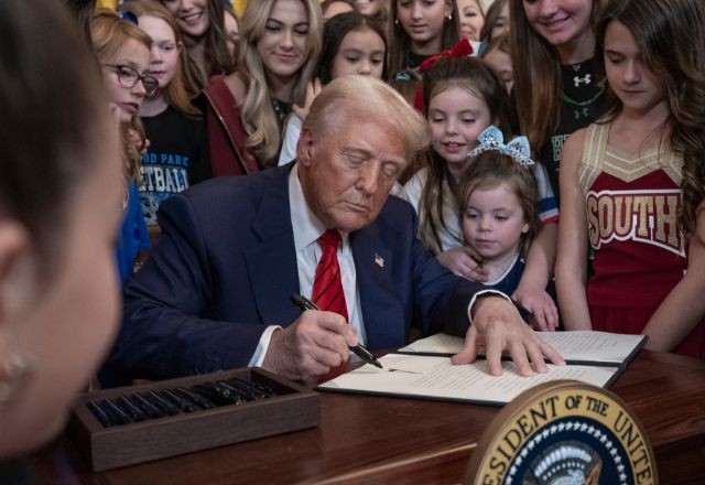 Imagem da noticia Trump proíbe mulheres trans em competições femininas