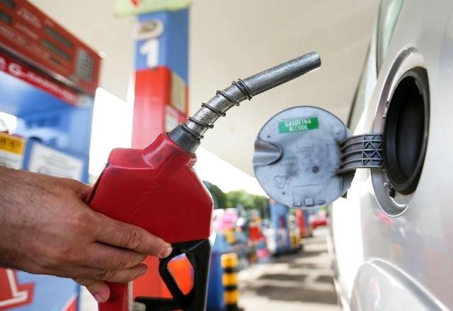 Petrobras anuncia aumento de R$ 0,15 no preço da gasolina