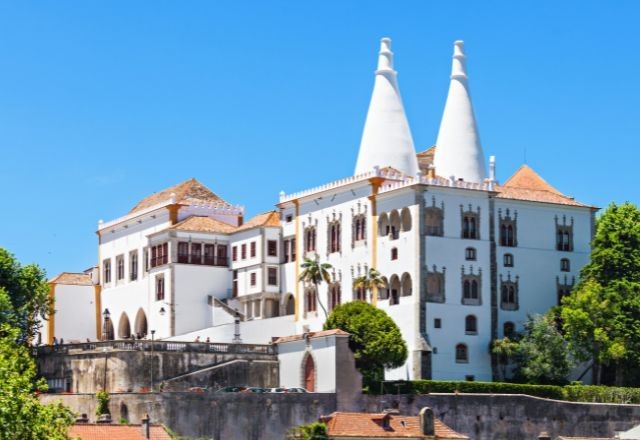 Imagem da noticia Descubra a história e a magia de Sintra: Palácio Nacional e Castelo dos Mouros 