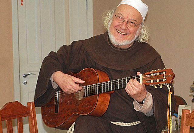 Imagem da noticia Morre Frei Chico, folclorista e compositor naturalizado brasileiro