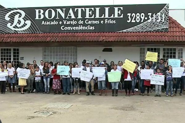 Funcionários de frigorífico investigado na ´Carne Fraca´ protestam em Curitiba
