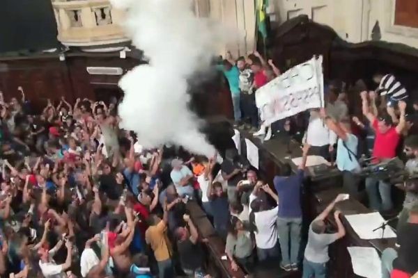 Funcionários públicos invadem Assembleia Legislativa do Rio de Janeiro