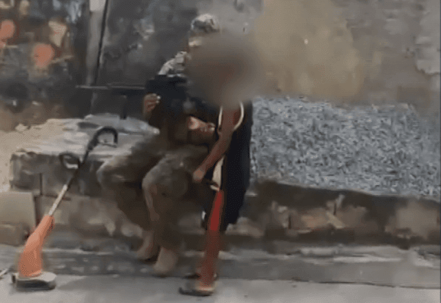 Imagem da noticia Policial do Bope deixa menino de 7 anos manusear fuzil no Rio; PM abre investigação