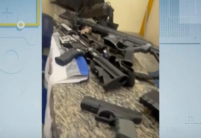 Veículo carregado de armas trafega na contramão e ocupantes são presos