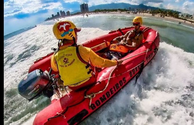 Bombeiros buscam por adolescentes desaparecidos no mar de Guarujá (SP)