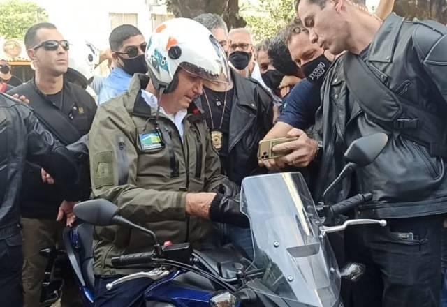 Bolsonaro passeia de moto em Formosa no feriado