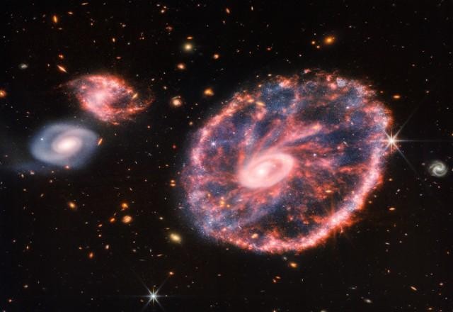 Imagem da noticia Telescópio da Nasa captura foto nítida da galáxia "Roda de Carro"