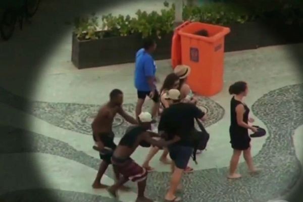 Gangues recebem ajuda de ambulantes para roubar turistas em Copacabana